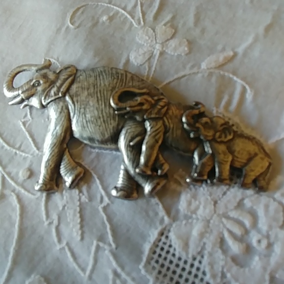 Elephant Pin - Picture 2 of 3